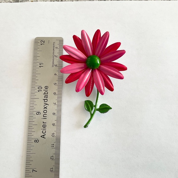 Vintage floral enamel pink and green pin/brooch - Picture 2 of 3